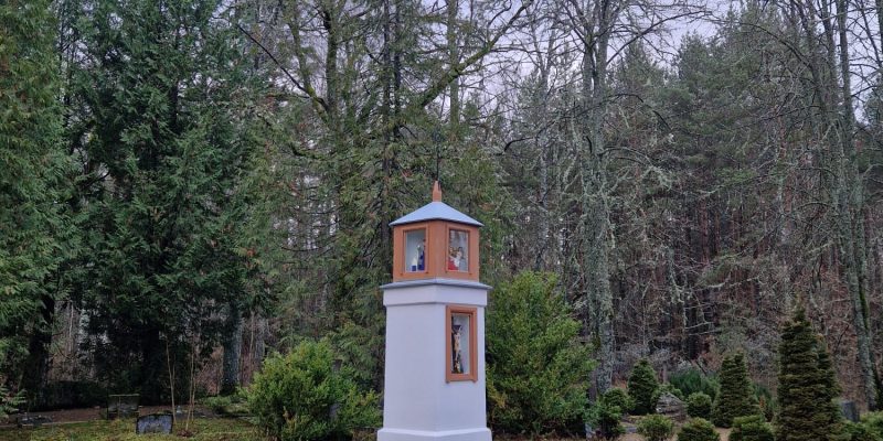 Gudeniekos Dūru kapos atjaunota kapela ar skulptūrām