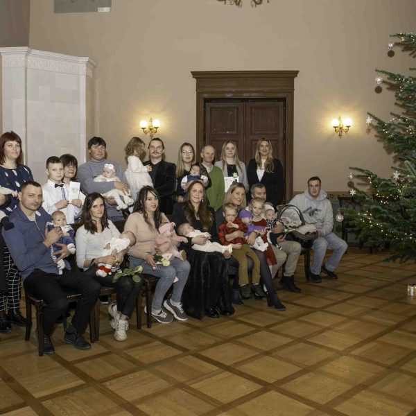 Kuldīgas novada pašvaldības lielajā zālē pasniedz sudraba karotītes novada mazākajiem novadniekiem.