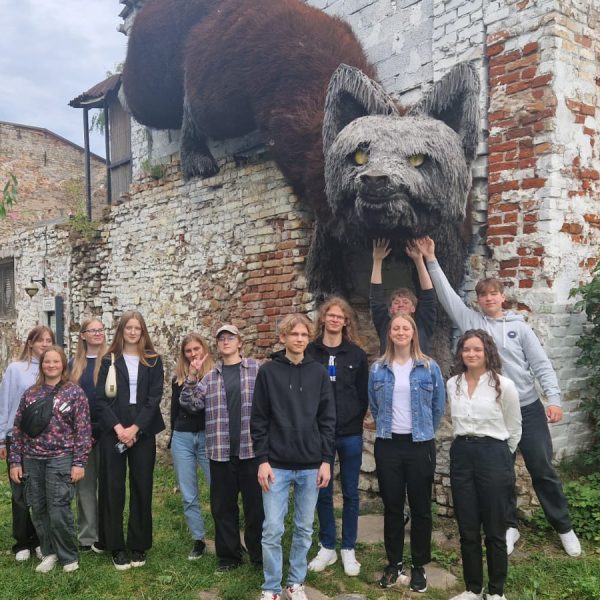 Pusaudžu grupa Kuldīgas novada jaunieši projekta "Kontakts" ietvaros.