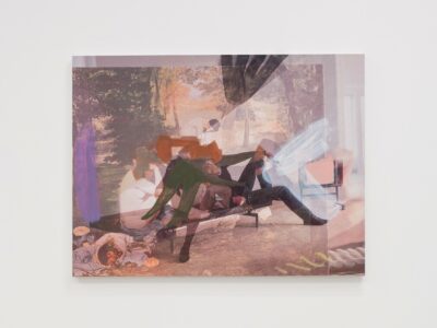 Slāņaina glezna, kurā pārklājas divas ainas: klasisks pikniks ar kokiem, sēdošām figūrām un augļu grozu, kā arī mūsdienīgs attēls ar tumšā uzvalkā tērptu vīrieti, kurš sēž krēslā, un blāvu zaļu siluetu. Attēlam ir dubultās ekspozīcijas efekts, un pār to ir gaišs, abstrakts otas triepiens.