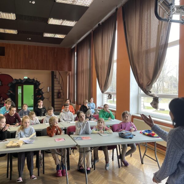 Kuldīgā uzsākts projekts ukraiņu bērniem latviešu valodas apguvei